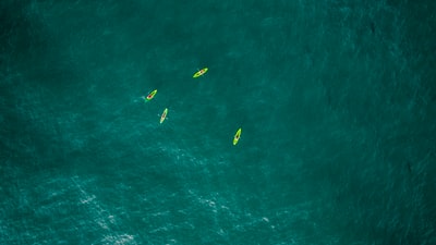 四艘绿色皮艇的航空摄影